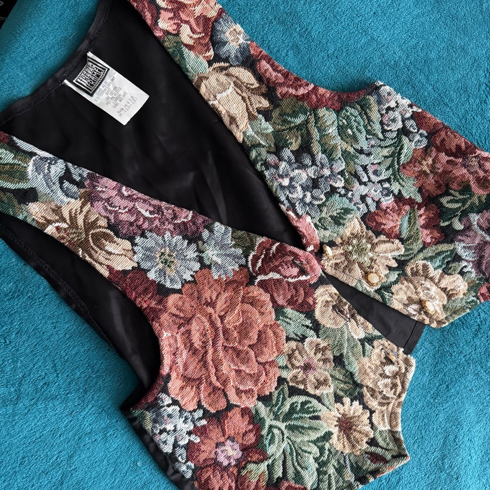 Freeze Frame patterned floral embroidery vest pearl buttons 90s vintage style